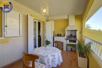 CHALET ADOSADO ESQUINERO A UN PASO DE LA PLAYA DE CORINTO 28