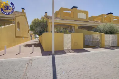 CHALET ADOSADO ESQUINERO A UN PASO DE LA PLAYA DE CORINTO 41