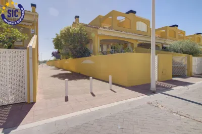 CHALET ADOSADO ESQUINERO A UN PASO DE LA PLAYA DE CORINTO 42