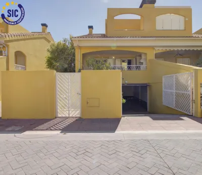 CHALET ADOSADO ESQUINERO A UN PASO DE LA PLAYA DE CORINTO 43