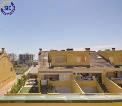 CHALET ADOSADO ESQUINERO A UN PASO DE LA PLAYA DE CORINTO 72