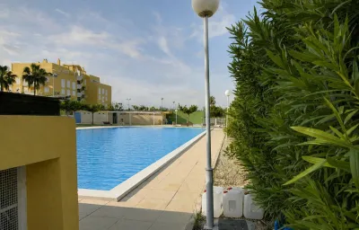 CHALET ADOSADO ESQUINERO A UN PASO DE LA PLAYA DE CORINTO 81
