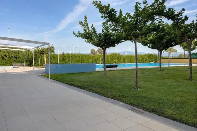 CHALET ADOSADO ESQUINERO A UN PASO DE LA PLAYA DE CORINTO 82