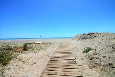 CHALET ADOSADO ESQUINERO A UN PASO DE LA PLAYA DE CORINTO 86