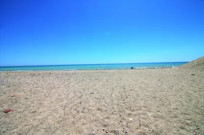 CHALET ADOSADO ESQUINERO A UN PASO DE LA PLAYA DE CORINTO 87