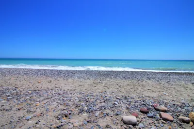 CHALET ADOSADO ESQUINERO A UN PASO DE LA PLAYA DE CORINTO 88