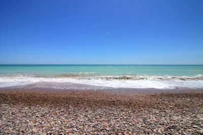 CHALET ADOSADO ESQUINERO A UN PASO DE LA PLAYA DE CORINTO 89