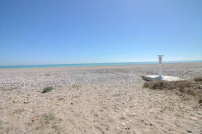 CHALET ADOSADO ESQUINERO A UN PASO DE LA PLAYA DE CORINTO 91