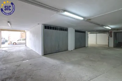 GARAJE CERRADO CON GRAN CAPACIDAD EN LA LLOSA 8
